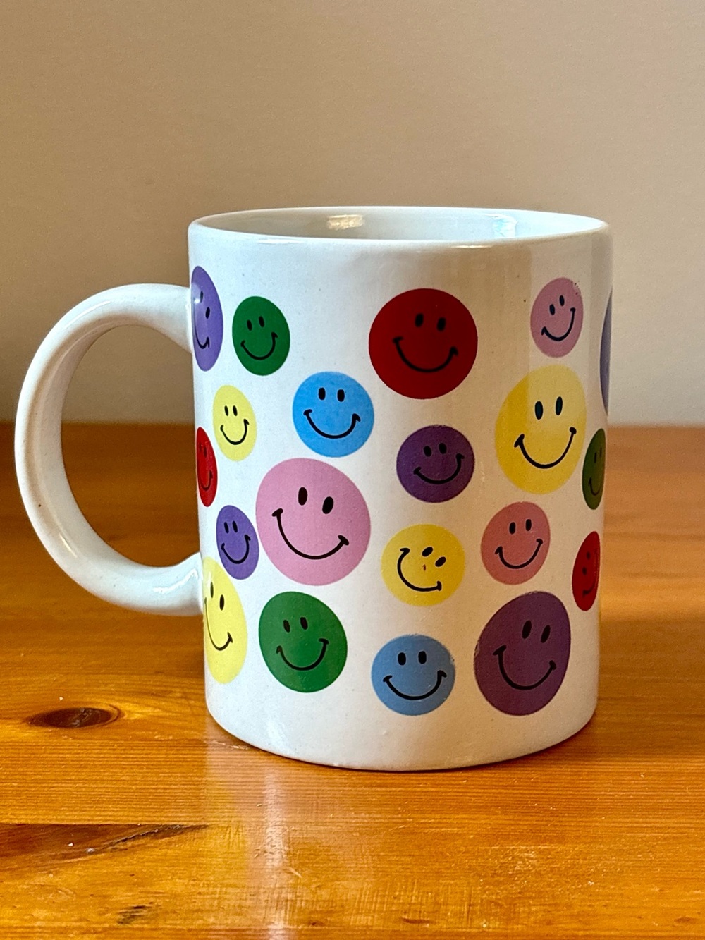 Retro 80s Smiley Face Ceramic Coffee Mug - Vintage Kitschy Decor